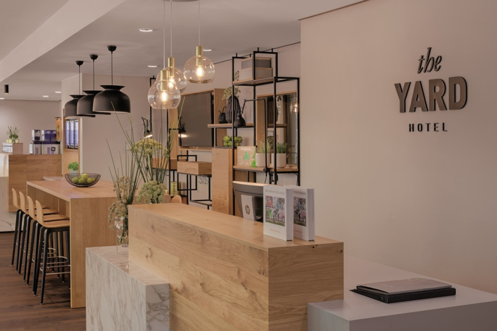 Barbereich von little BIG hotels mit urbanem Interior-Konzept.