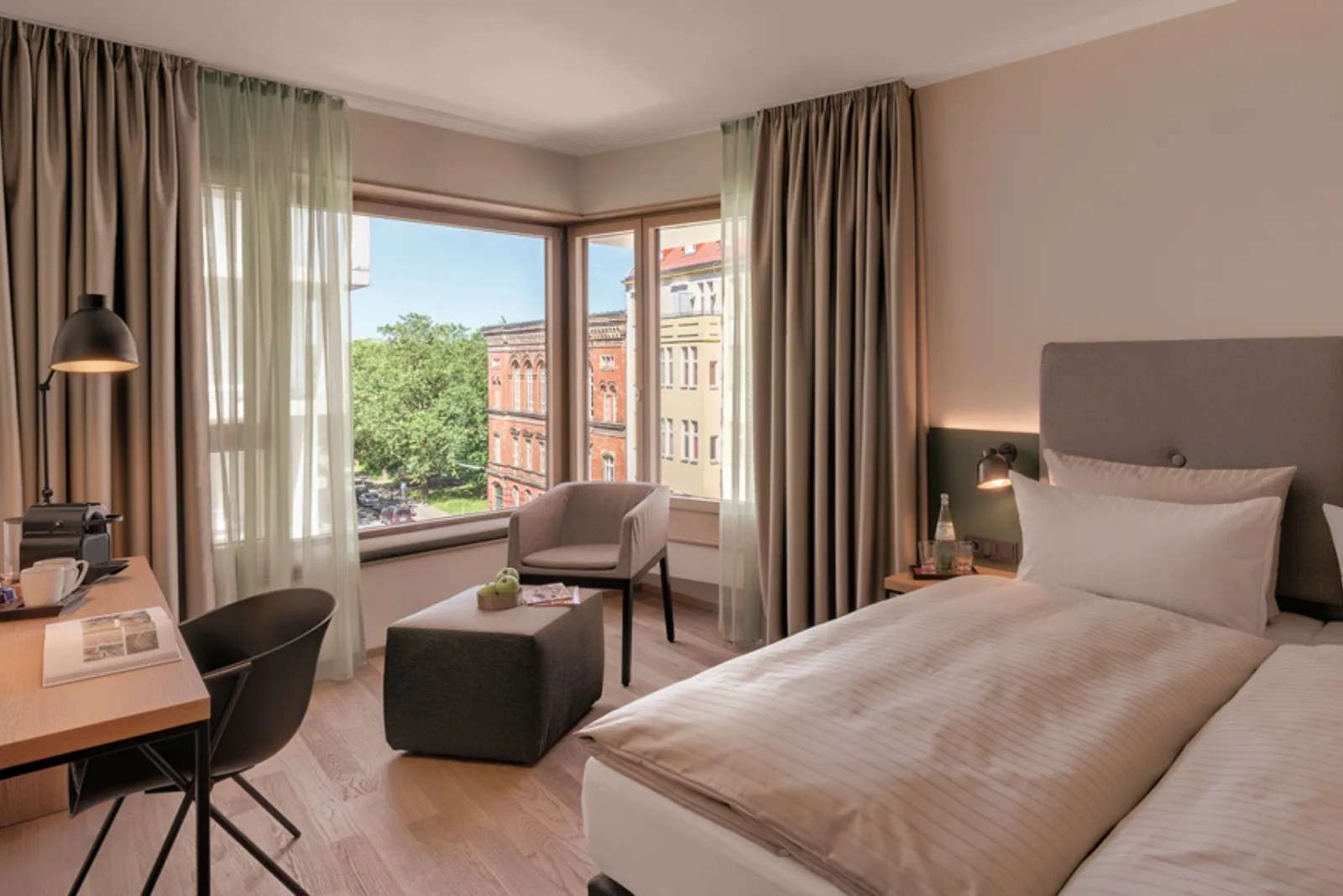 Zimmeransicht mit klarer Linienführung im little BIG hotels Design.
