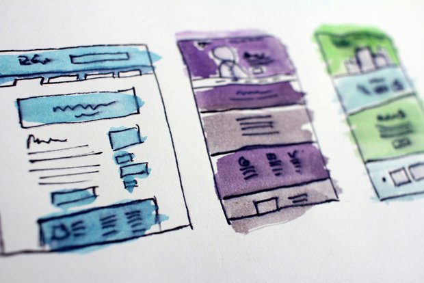 Skizzenhafte Website-Wireframes mit Aquarellfarben illustriert