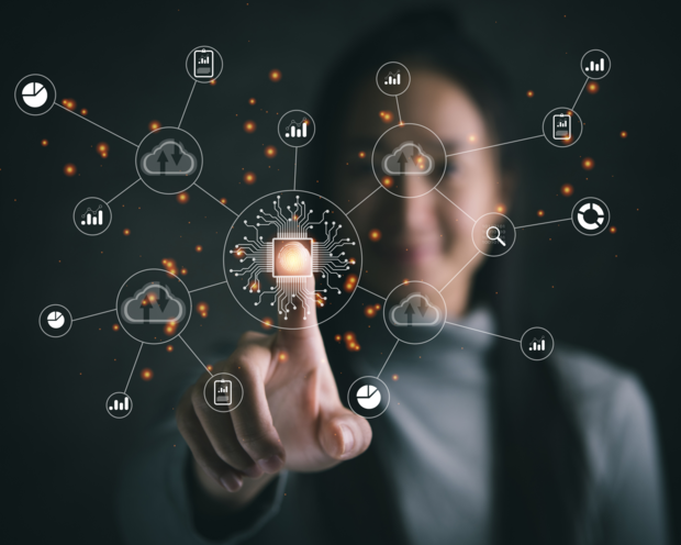 Frau interagiert mit digitalem Interface und Fingerabdrucksensor zur Visualisierung von Big Data und künstlicher Intelligenz