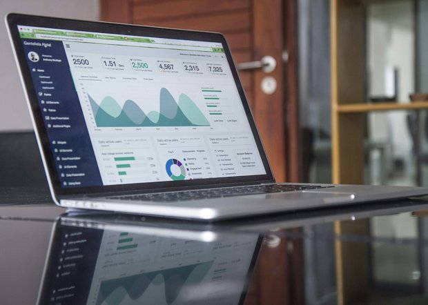 Laptop zeigt interaktives Dashboard mit Statistiken und Diagr
